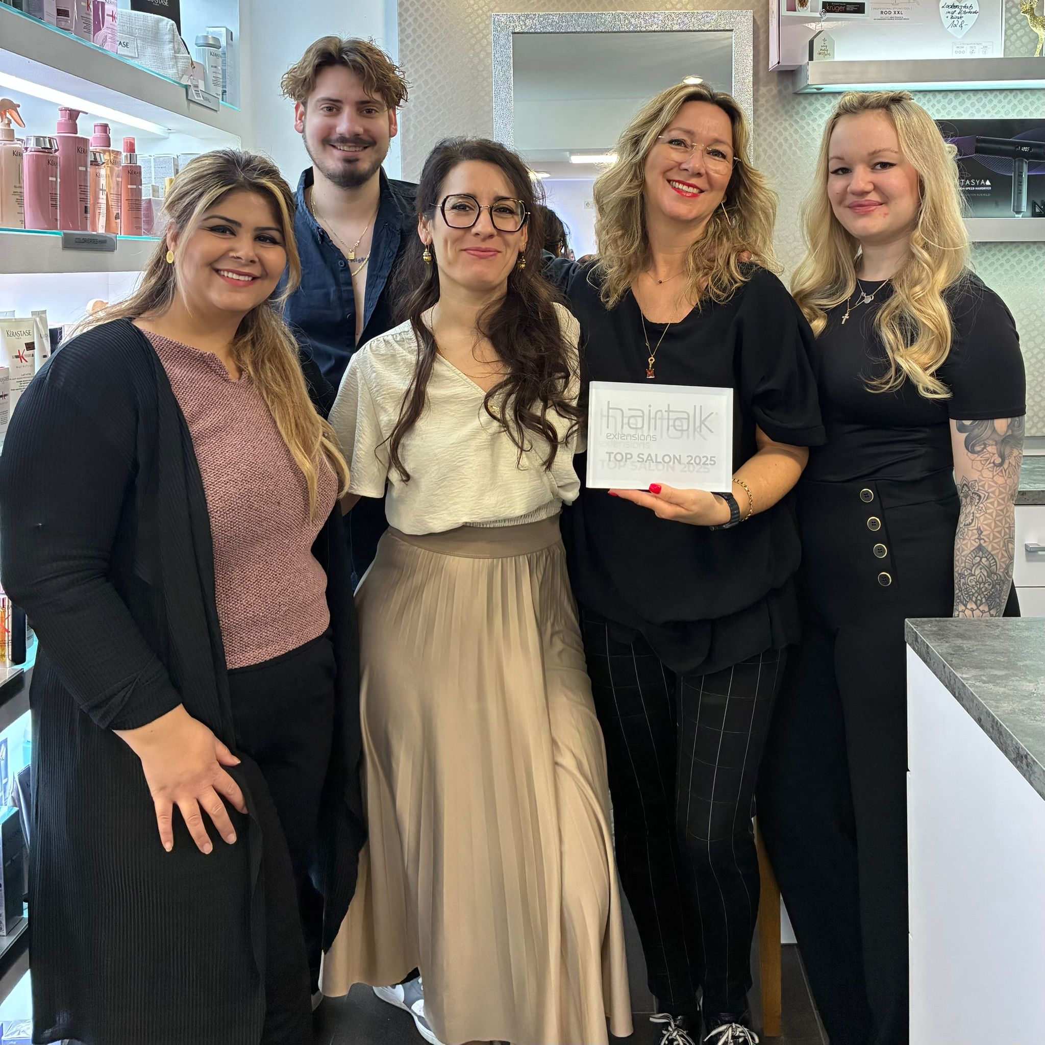 Das Team mit der Auszeichnungsurkunde von hairtalk
