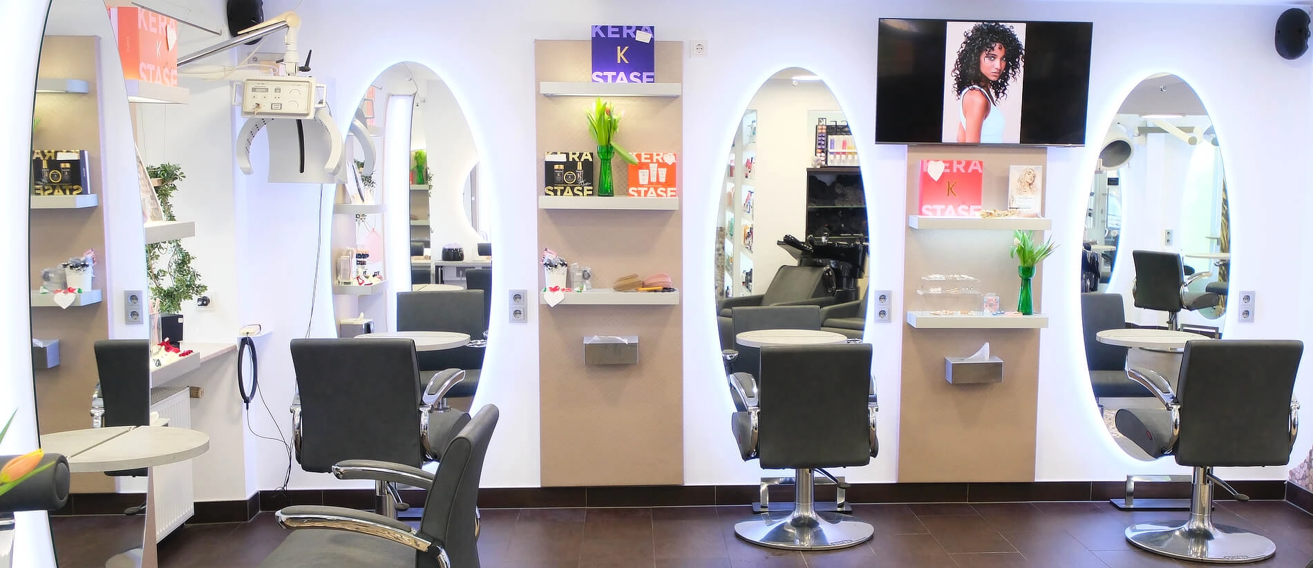 Blick auf die Frisierplätze Blick in den neu gestalteten Salon